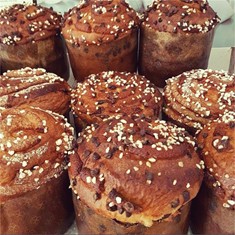 Panettone con frutas o pepitas de chocolate.