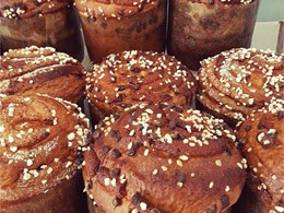 Panettone con frutas o pepitas de chocolate.